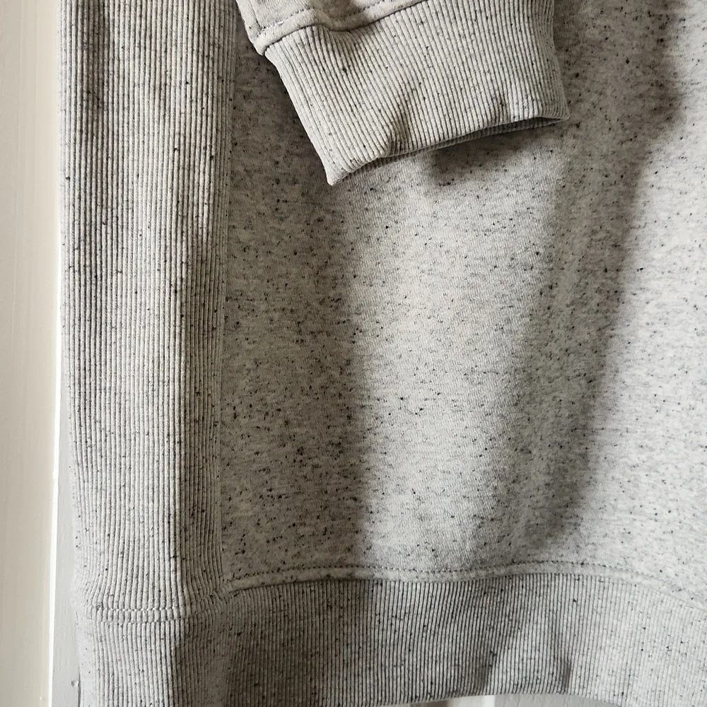 BNWT Carhartt Women's Heather Gray Crewneck Sweatshirt with Sleeve Logo - Picture 2 of 5